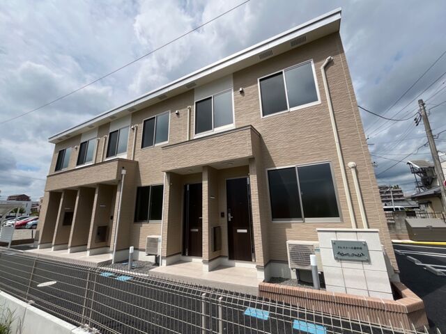 クレストール泉中央の外観