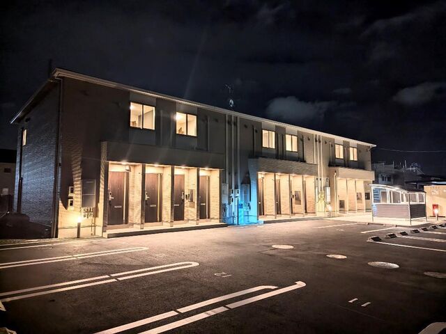 拡大写真：ツバメゾン 2階202の外観写真（夜）