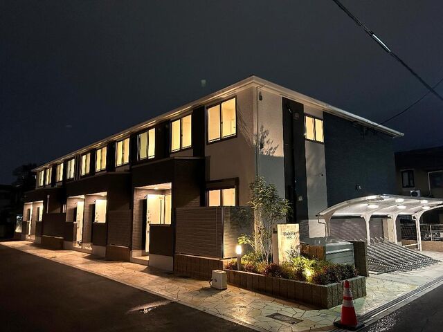 拡大写真:URARAKA 2階206の外観写真(夜)