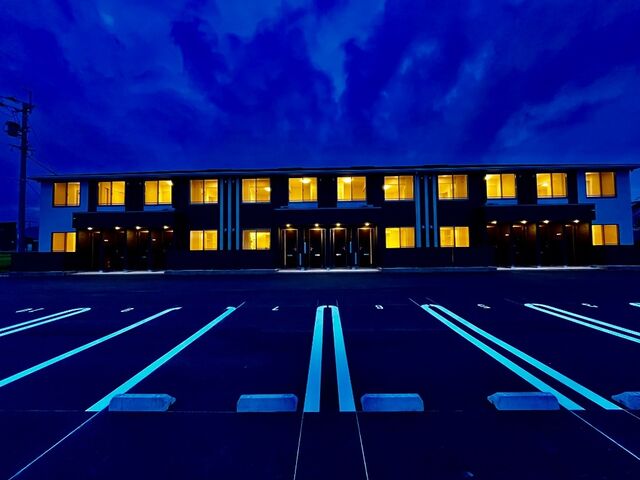 拡大写真:indigo blue 2階202の外観写真(夜)