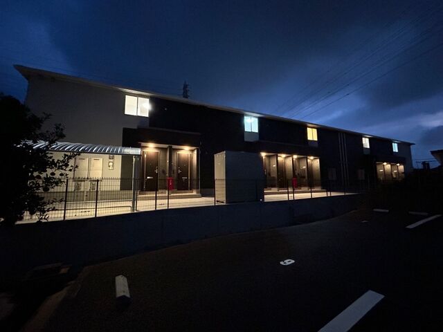 拡大写真:フォルモーサヒルズ 1階103の外観写真(夜)