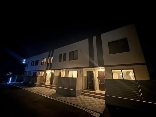 拡大写真:パートリア宮内 2階205の外観写真(夜)