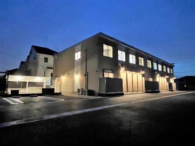 拡大写真:メゾン エメ 2階202の外観写真(夜)