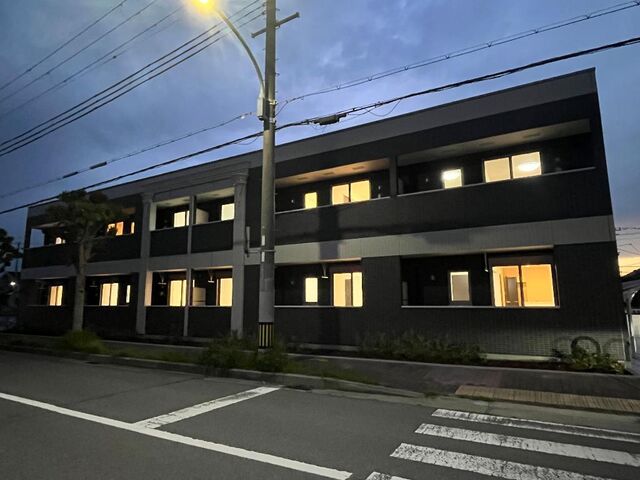拡大写真:カーサ クラージュ 1階106の外観写真(夜)