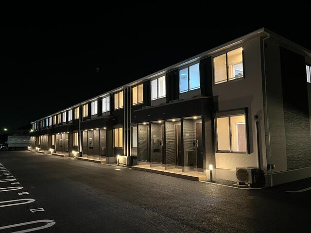 拡大写真：クレシア千草 1階102の外観写真（夜）