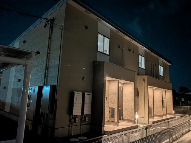 拡大写真:スミレテラス 2階203の外観写真(夜)