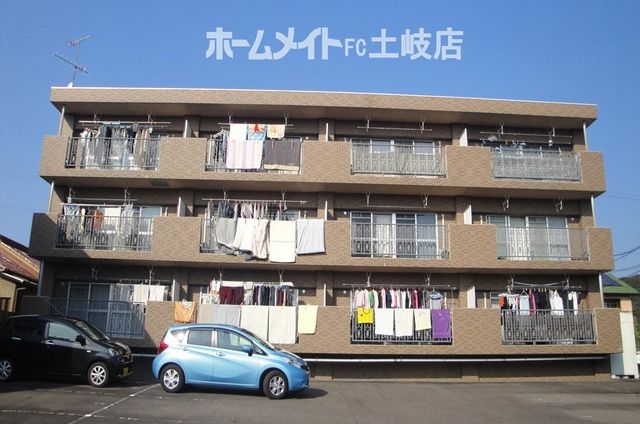 拡大写真：ブランメゾン根本 2階203の外観写真（昼）