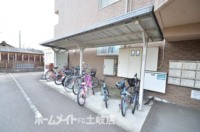 拡大写真：ブランメゾン根本 2階203の外観写真（昼）
