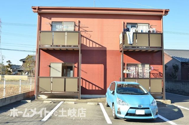 拡大写真：サンサープラスⅢ 1階102の外観写真（昼）