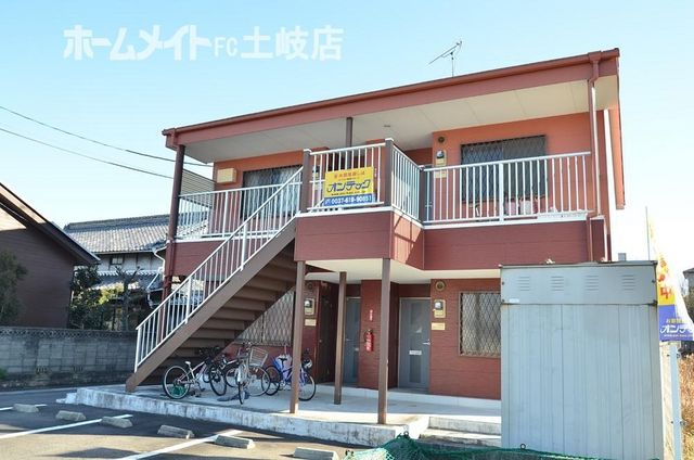 拡大写真：サンサープラスⅢ 1階102の外観写真（昼）