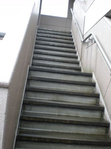 拡大写真：ロイヤルスクエア 1階102の外観写真（昼）