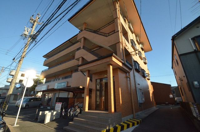 拡大写真：レイクハイツ当知 4階402の外観写真（昼）