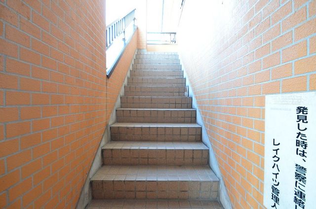 拡大写真：レイクハイツ当知 4階402の外観写真（昼）