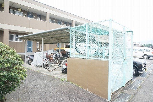 拡大写真:サンフォレスト百合ノ沢A棟 1階105の外観写真(昼)