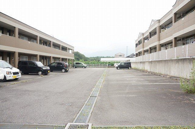 拡大写真:サンフォレスト百合ノ沢A棟 1階105の外観写真(昼)