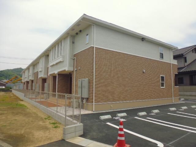 拡大写真:倉敷市福田町古新田 2階202の外観写真(昼)