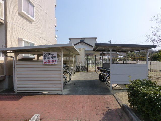 拡大写真：グランドール犬山 4階401の外観写真（昼）