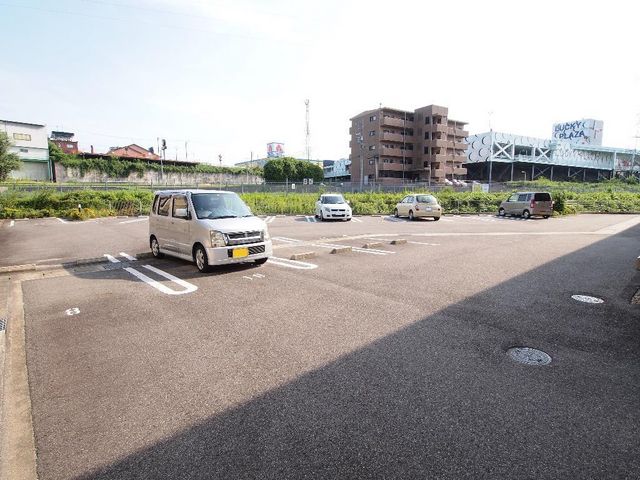 拡大写真：Ｖ・フルーツ　Ⅱ 1階101の外観写真（昼）