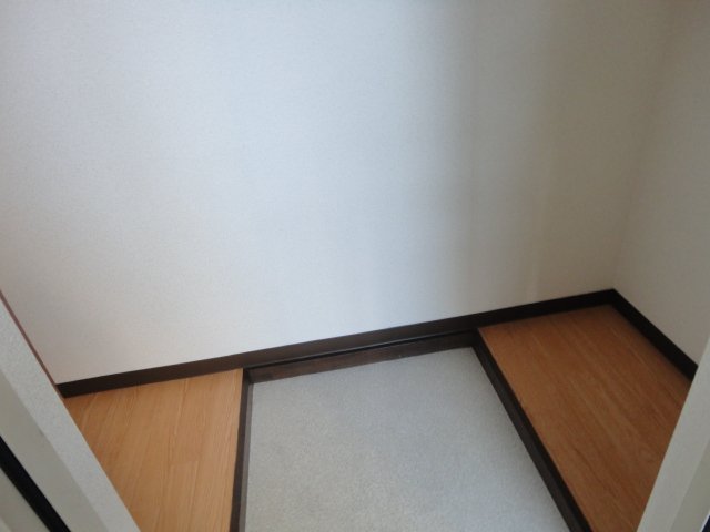 拡大写真:西坂ハイツB棟 1階101の玄関