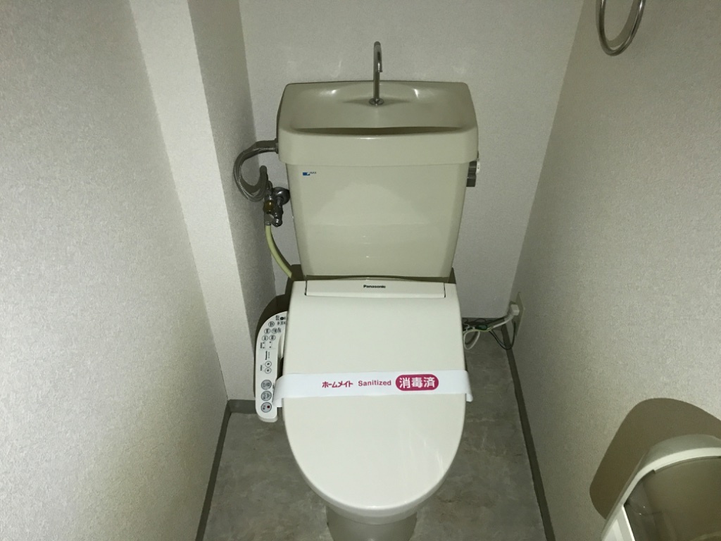 拡大写真:ルミナストワール松栄 1階00102のシャワー付トイレ
