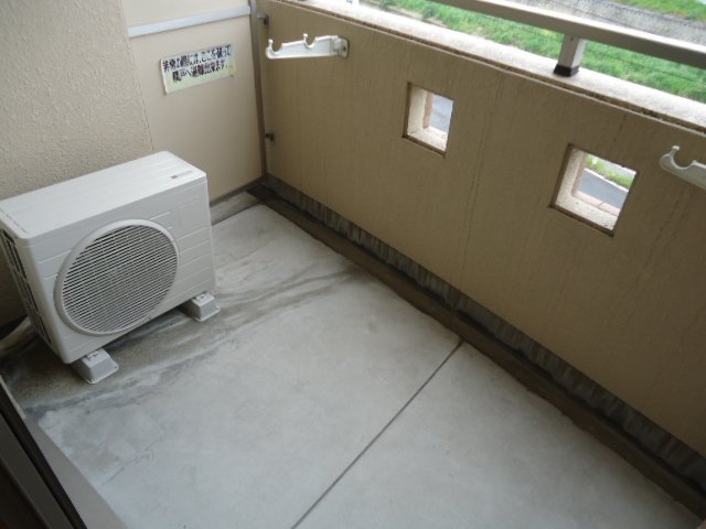 拡大写真：マンションリバーサイド 3階305のベランダ