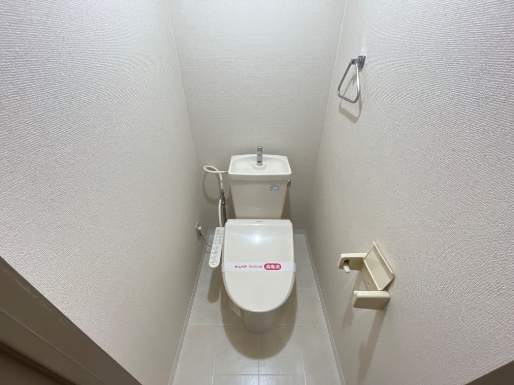 拡大写真:セレーブル春日 2階205のシャワー付きトイレ