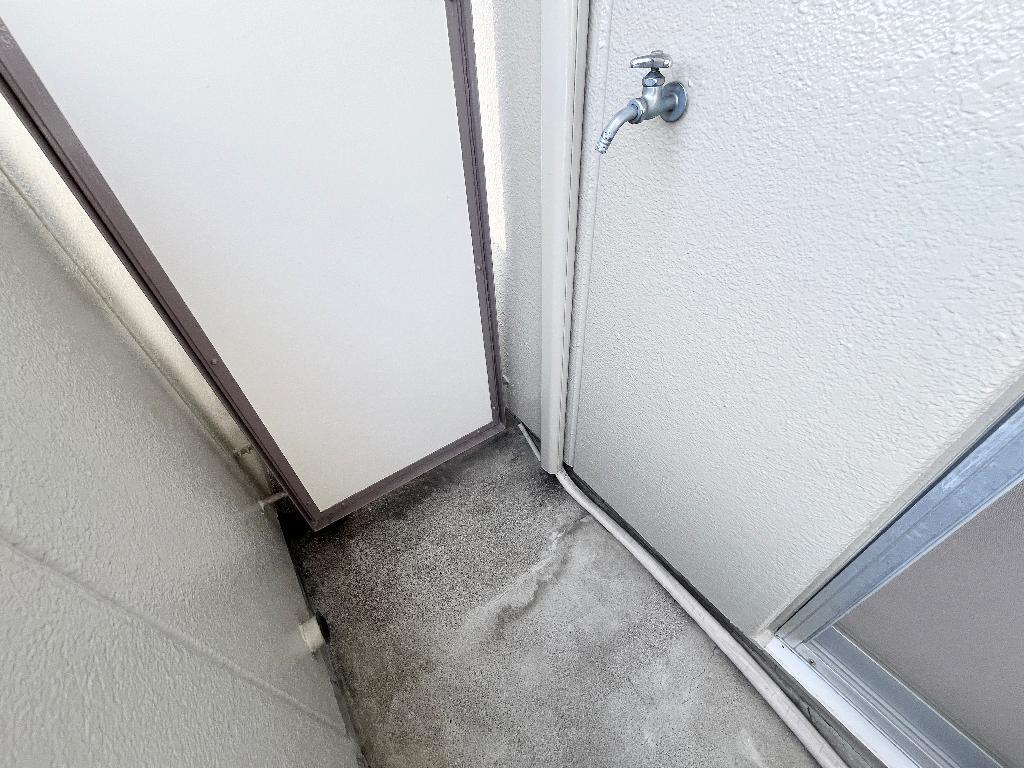 拡大写真:タウニー緑ケ丘 2階202の室外洗濯機置き場