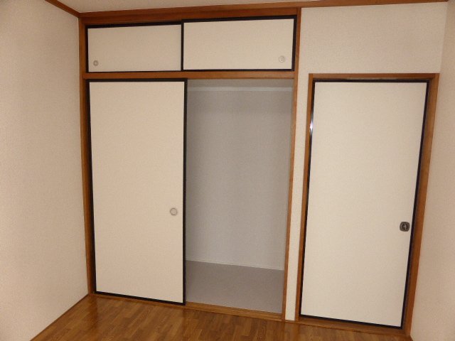 拡大写真:ゴールデンドーン 2階202の収納(洋室6帖)