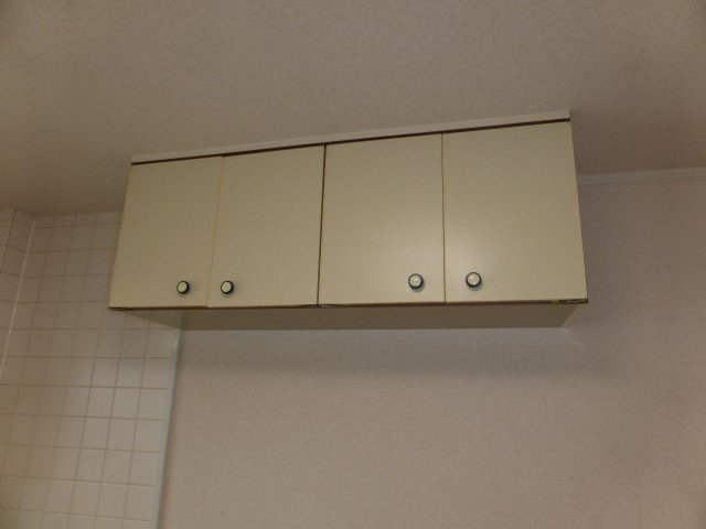 拡大写真:ゴールデンドーン 2階202のキッチン吊戸棚