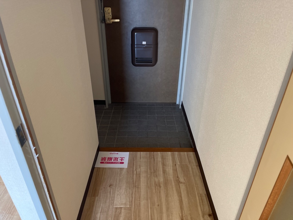 拡大写真:サンパレスSAKAI 3階302の玄関