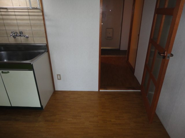 拡大写真:マイン96 1階205のキッチン