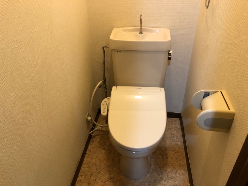 拡大写真:サウスホーム 1階102のシャワー付トイレ