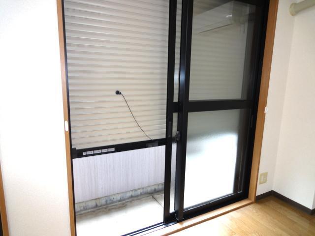 拡大写真:BEAM 1階103のシャッター雨戸(LDK)