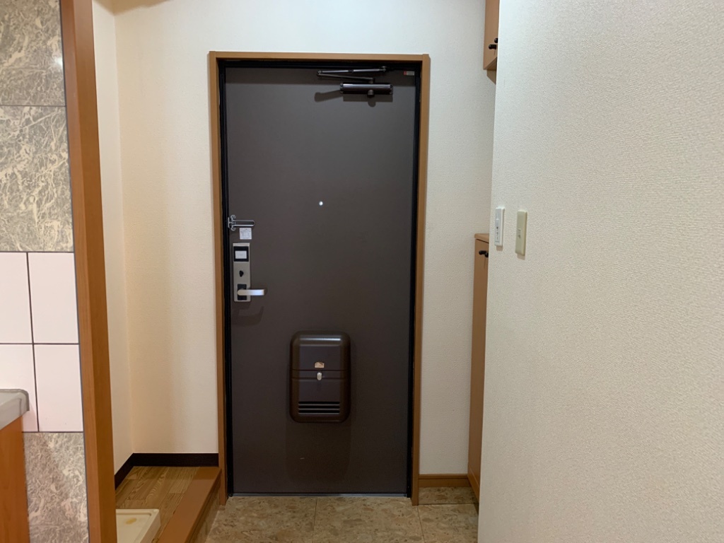 拡大写真:アクシオン武雄駅前 1階102の玄関