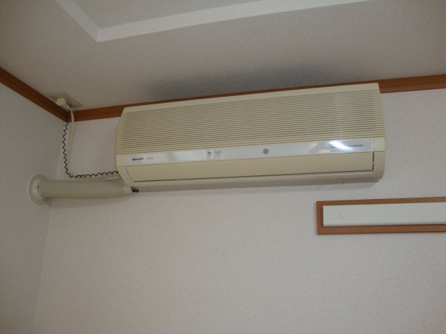 拡大写真:Cozy Hills 1階102の洋室エアコン