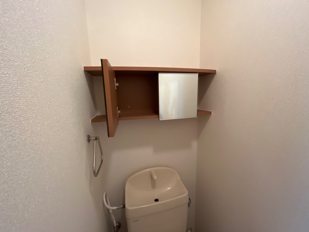 拡大写真:セジュール川部Ⅱ 1階102のトイレ収納棚