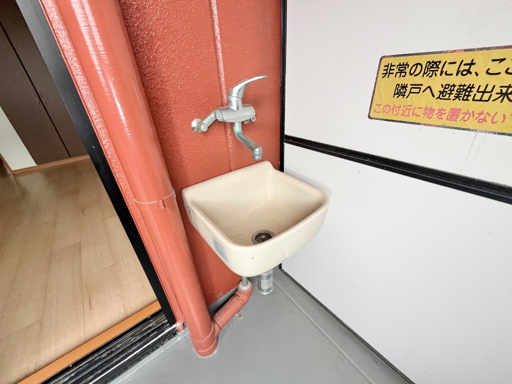拡大写真：エム アスカ 3階305のベランダ水栓
