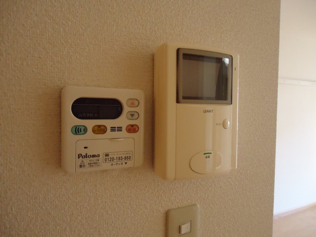 拡大写真:アイリス・ガーデン 1階105のカメラ付インターホン