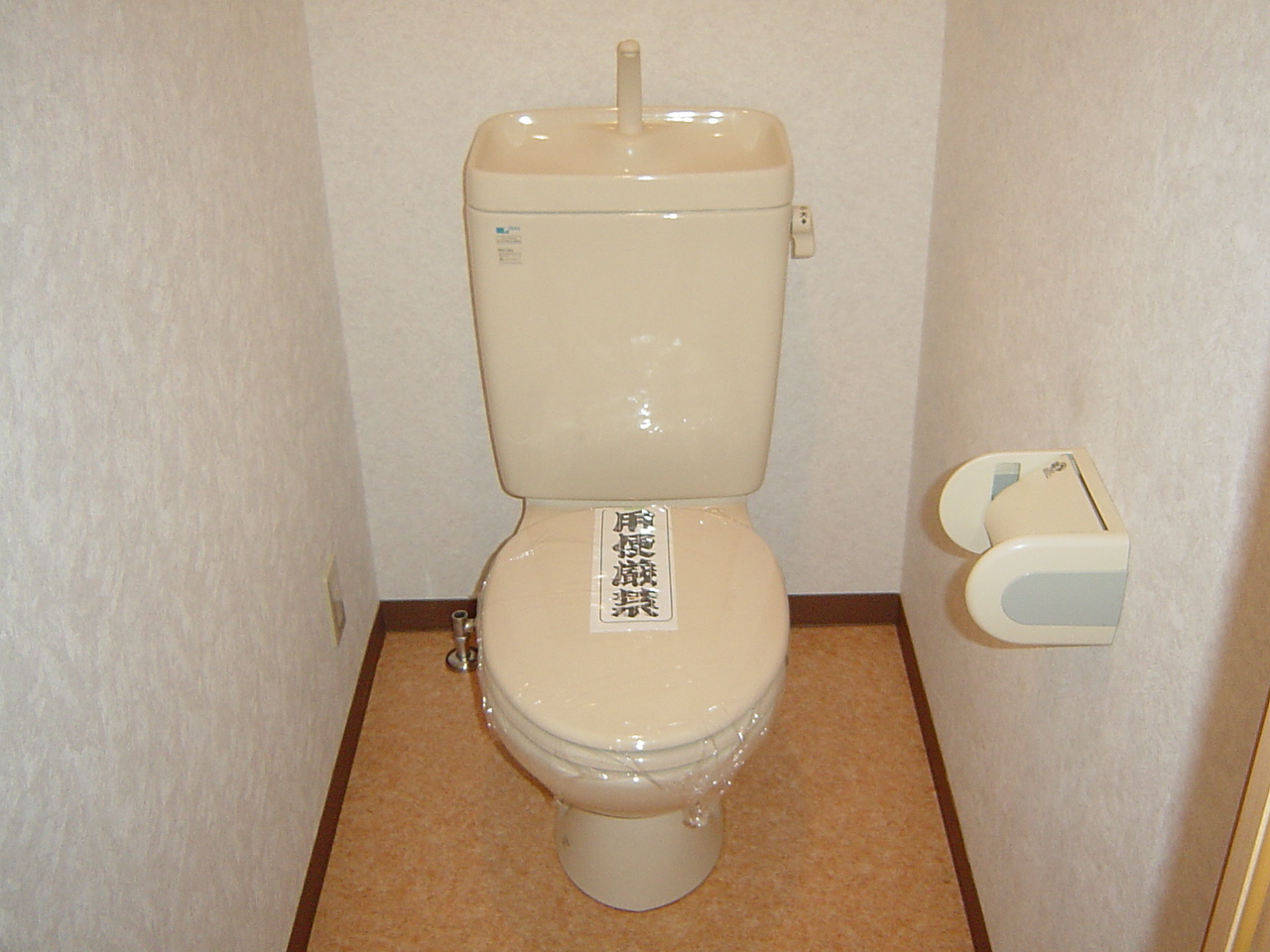 拡大写真：ルミエール 3階305のトイレ