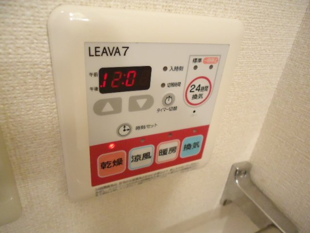 拡大写真:エレガント・ライフ 1階101の浴室乾燥機