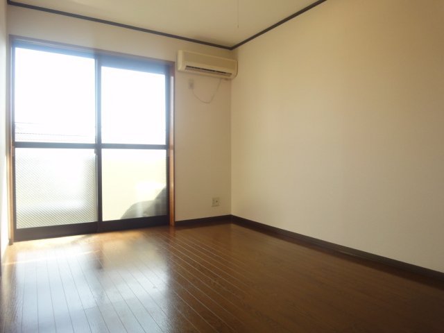 拡大写真:掛川市緑ケ丘2丁目 2階202の南西側洋室