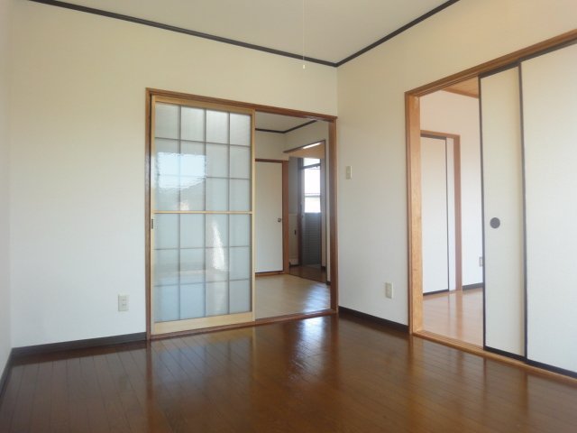 拡大写真:掛川市緑ケ丘2丁目 2階202の南西側洋室(エアコン付)