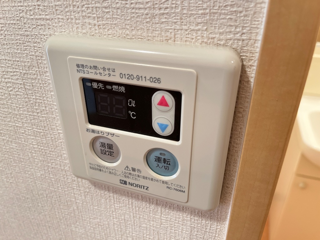 拡大写真:ルミナスハイム羽浦Ⅱ 1階102の給湯スイッチ