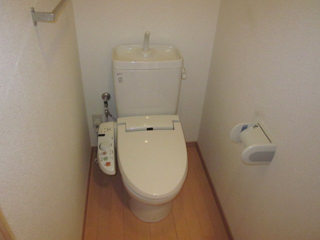 拡大写真:ブルージュ・TAKASONE 3階305のシャワー付トイレ