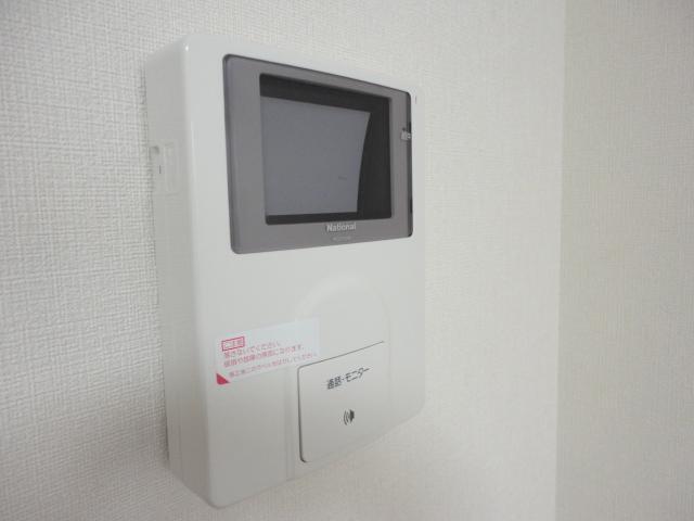 拡大写真:サンテミリオン モモ(Saint-Emilion MOMO) 2階205のカメラ付インターホン