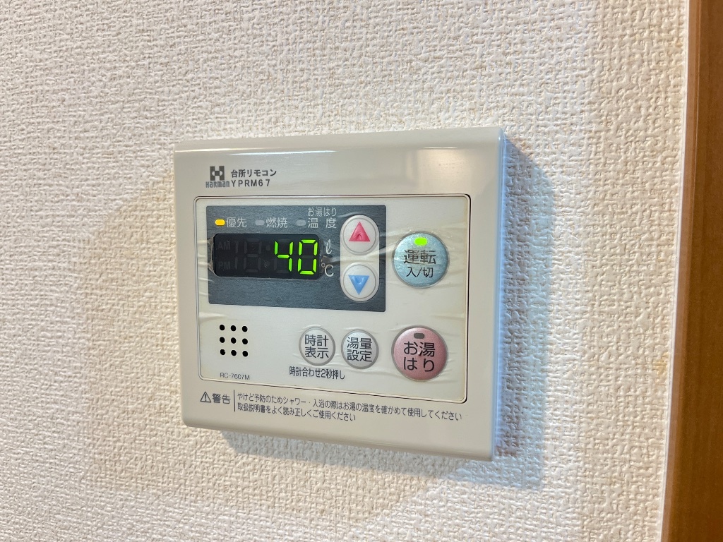 拡大写真:アイフレンド・Kiss 1階102の給湯リモコン