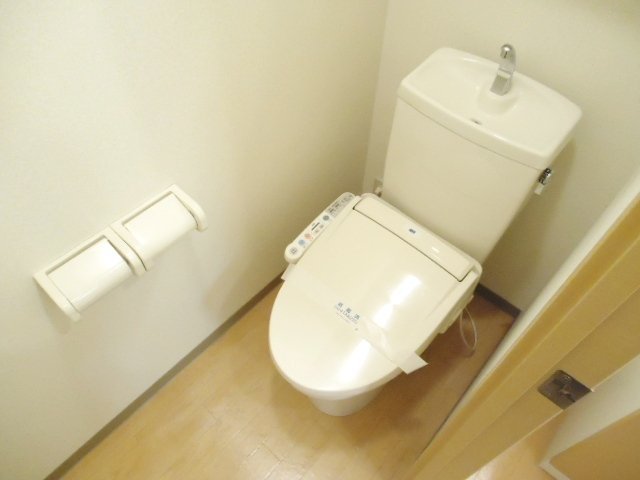 拡大写真:クレシア Crecia 1階103のシャワー付トイレ