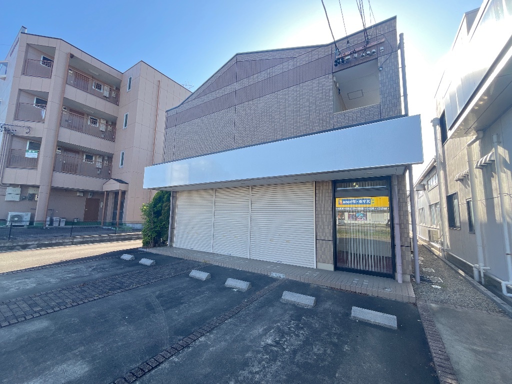 拡大写真:コンフォーレ ユー 1階1の店舗正面シャッター、駐車場