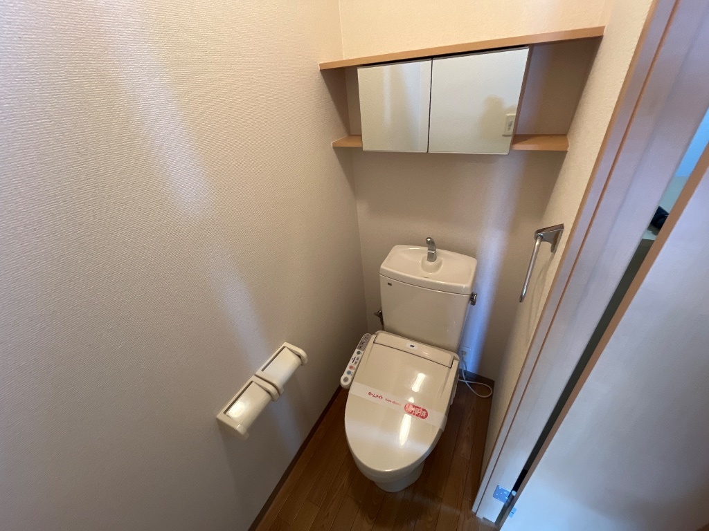 拡大写真:ヴィヴァーチェ 2階202のトイレ
