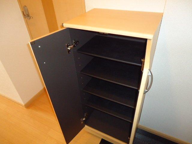拡大写真:サンライズ ガーデン 2階201の下駄箱